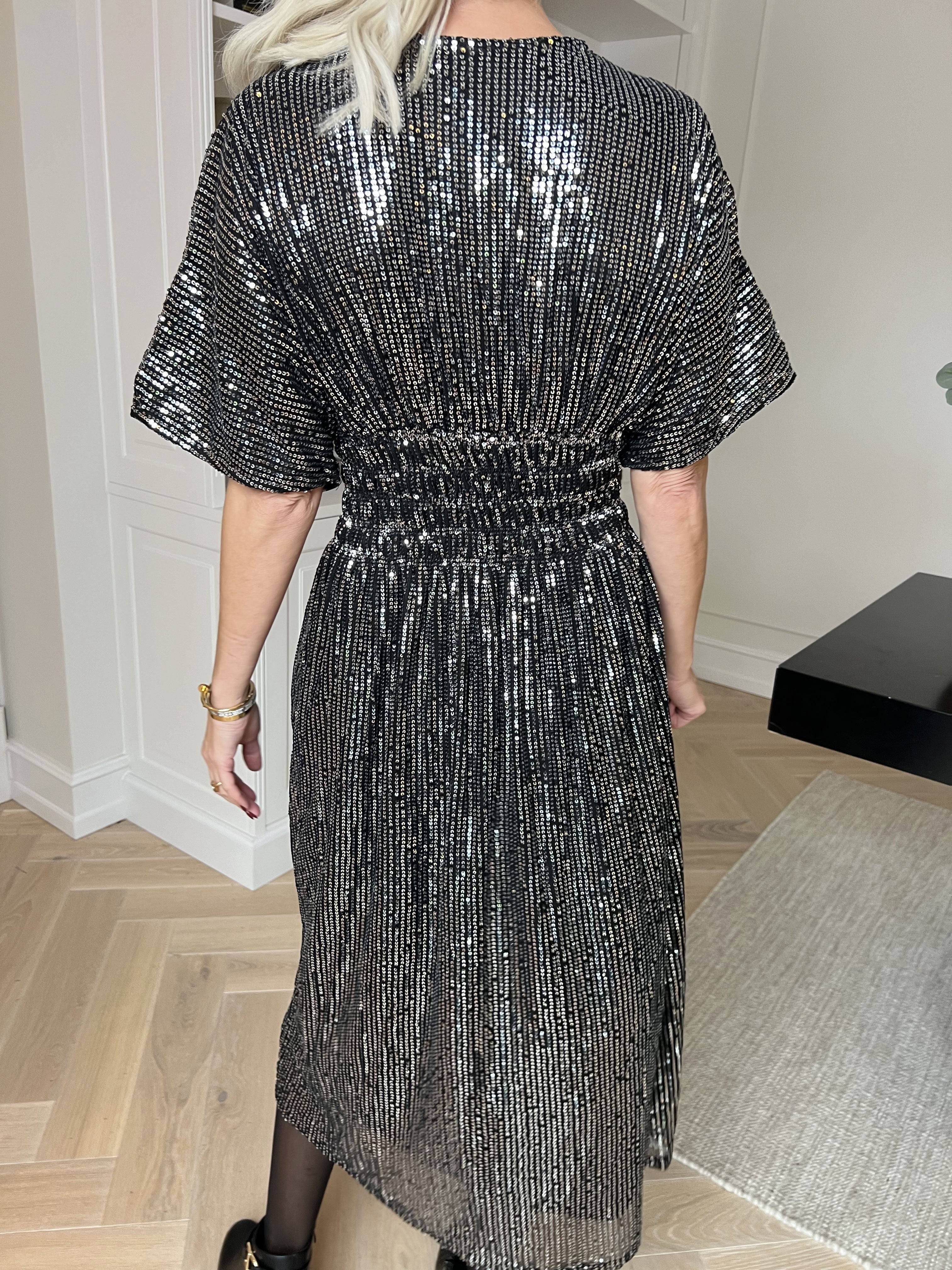 Pams Glitter Midi - Smuk kjole med pailletter og smock i livet